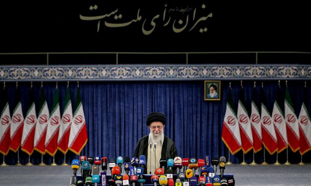 رهبر انقلاب: جمهوری اسلامی قوامش به حضور مردم است/ حضور مردم امری لازم و ضروری است