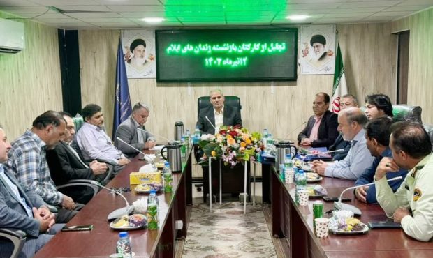 به مناسبت روز خانواده و تکریم بازنشستگان انجام شد؛ تجلیل از کارکنان بازنشسته زندان‌های استان ایلام