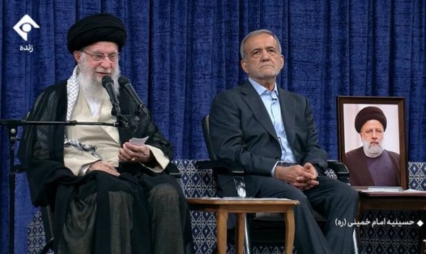 رهبر انقلاب در مراسم تنفیذ حکم رئیس‌جمهور: مسائل داخلی نباید متوقف و آویزان به مسائل خارجی باشد