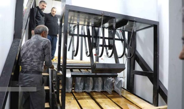 مدیر کل اوقاف و امور خیریه استان از عرضه روزانه پنج تُن یخ به همت موکب اوقاف ایلام در مهران خبر داد