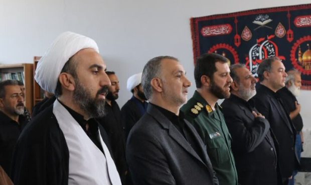 خادمی زائران اربعین حسینی مدال افتخاری بر گردن مردم مهران