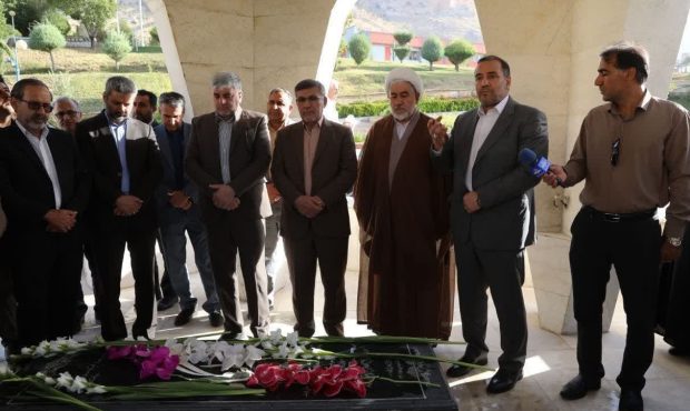 استاندار و کارکنان استانداری ایلام با حضور بر سر مزار شهید گمنام: هفته دفاعمقدس یادآور وحدتکلمه مردم ایران و رشادت رزمندگان اسلام است استاندار و کارکنان استانداری ایلام با حضور بر سر مزار شهید گمنام: هفته دفاعمقدس یادآور وحدتکلمه مردم ایران و رشادت رزمندگان اسلام است