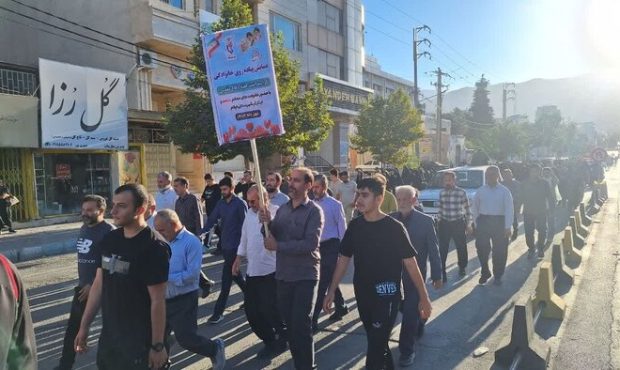 همایش پیاده روی خانوادگی گرامیداشت هفته دفاع مقدس در ایلام برگزار شد