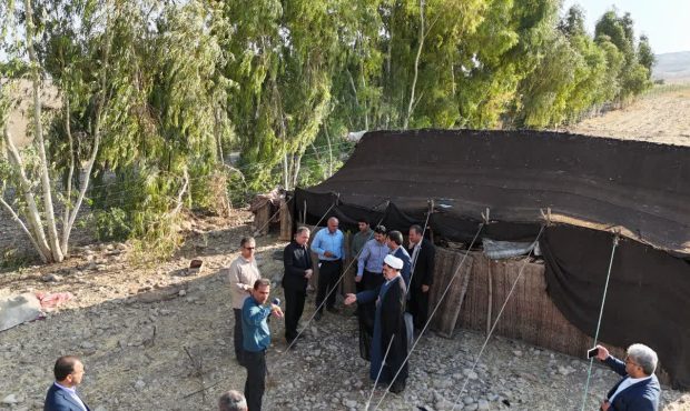 به مناسبت روز ملی عشایر و با مشارکت مدیریت بانک سپه منطقه ایلام  توزیع بسته های آموزشی در بین دانش آموزان عشایر