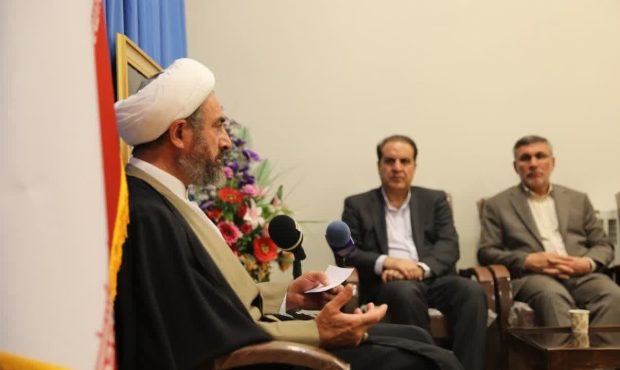 امام جمعه ایلام: استاندار ایلام برای توسعه و پیشرفت استان از ظرفیت شایستگان و نخبگان بهره گیرد/ همه به استاندار کمک کنند