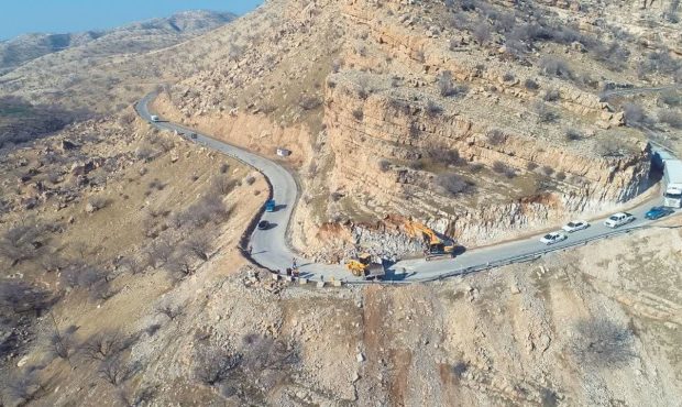 مدیرکل راهداری و حمل و نقل جاده ای استان خبر داد: عملیات تعریض و اصلاح محور زرنه-سومار در تنگه کوشک در حال اجراست