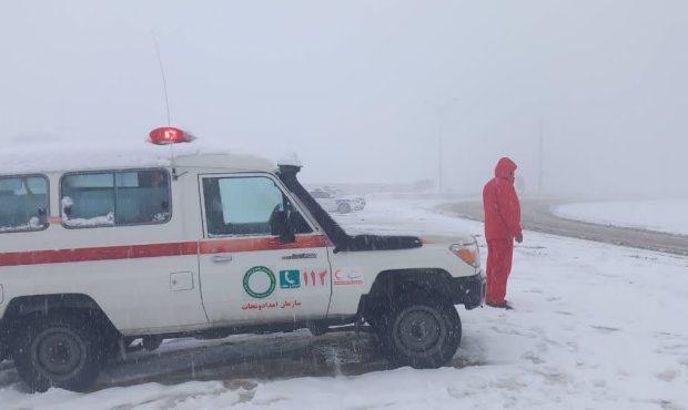 مدیرعامل جمعیت هلال احمر ایلام خبر داد: ‌امدادرسانی به ۲۱۷ مسافر گرفتار در برف و کولاک ایلام