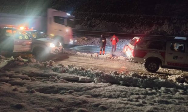 مدیر عامل جمعیت هلال احمر استان خبر داد: استقرار ۱۵ گروه عملیاتی هلال احمر در جاده های برفگیر ایلام