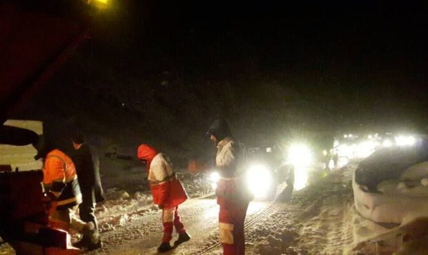 امدادرسانی به ۶۸ خودرو و بیش از ۳۳۰ فرد گرفتار شده در محورهای برفگیر ایلام امدادرسانی به ۶۸ خودرو و بیش از ۳۳۰ فرد گرفتار شده در محورهای برفگیر ایلام