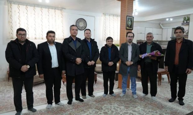 غبارروبی مزار شهدای گمنام و دیدار با ۲  جانباز دفاع مقدس توسط جمعی از کارکنان شرکت گاز ایلام