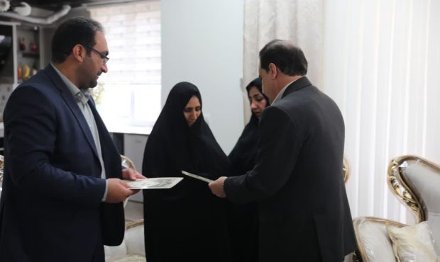 به مناسبت هفته بزرگداشت شهدا؛ استاندار ایلام با خانواده های معظم شهدا دیدار و سرکشی کردند