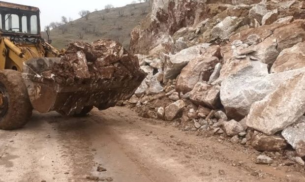 مدیرکل راهداری و حمل‌ونقل جاده‌ای استان: ریزش‌برداری ۱۰۰ مقطع از جاده‌های ایلام در ۲۴ ساعت اخیر