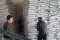 نمونه‌برداری دقیق کود سولفات پتاسیم ارسالی از کارخانه ۲۴۵۱ ایوان در مجتمع انبارهای مهران