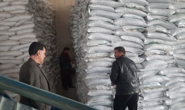 نمونه‌برداری دقیق کود سولفات پتاسیم ارسالی از کارخانه ۲۴۵۱ ایوان در مجتمع انبارهای مهران