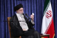 رهبر انقلاب: ملت با جهت‌گیری‌های گوناگون سیاسی و وزن متفاوت مذهبی پای ایران ایستاد