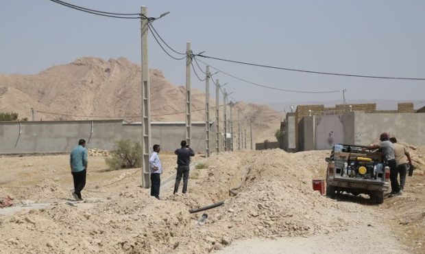 اجرای شبکه توزیع آب در روستای سرتنگ زعفرانی شهرستان مهران