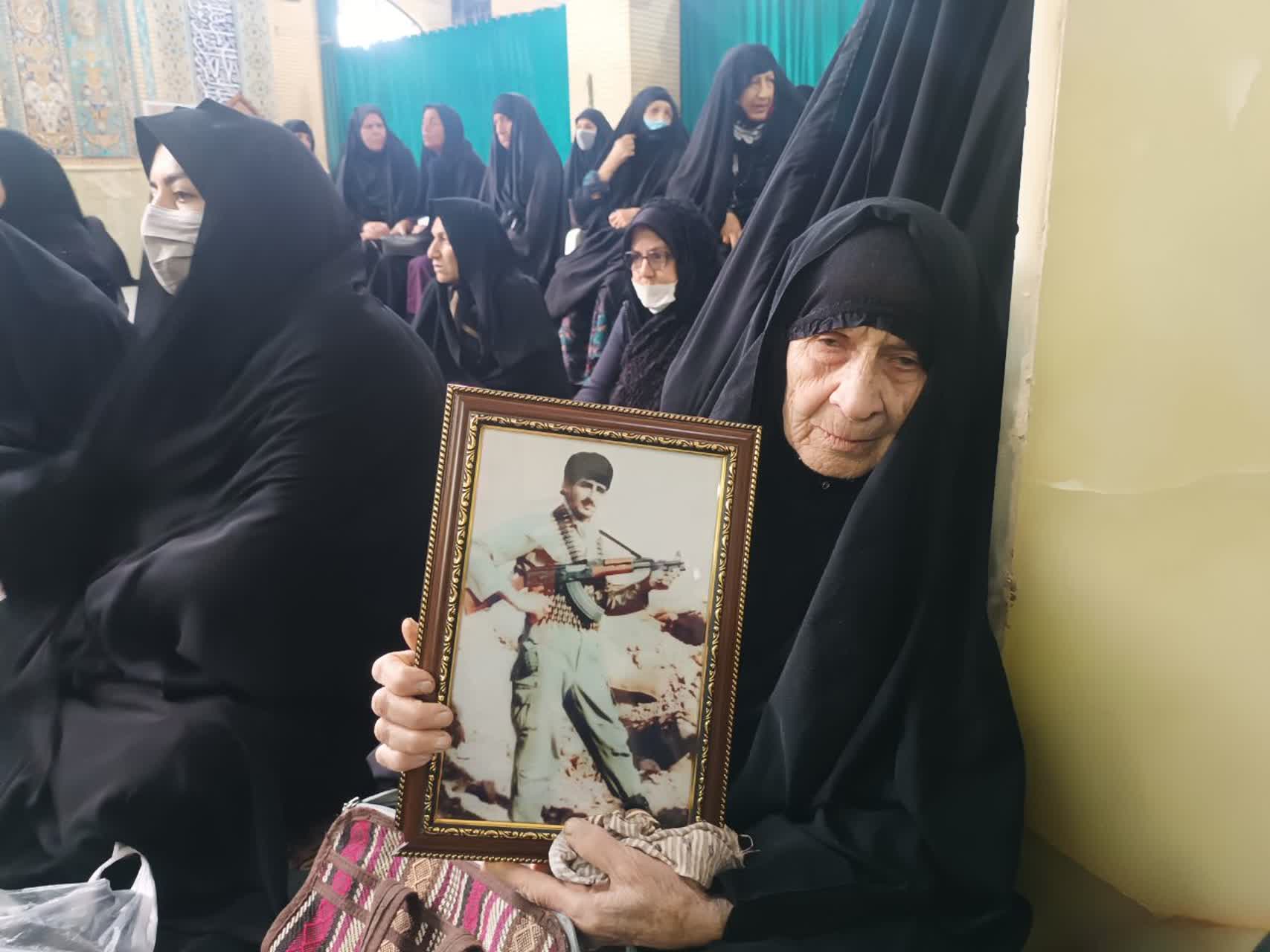 گزارش تصویری/آیینه‌ای از شکوه، عشق و ایثار در ایلام؛ گردهمایی مادران و همسران شهدا در ایلام