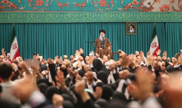 رهبر انقلاب: زن، کارگزار خانه نیست، مدیر است