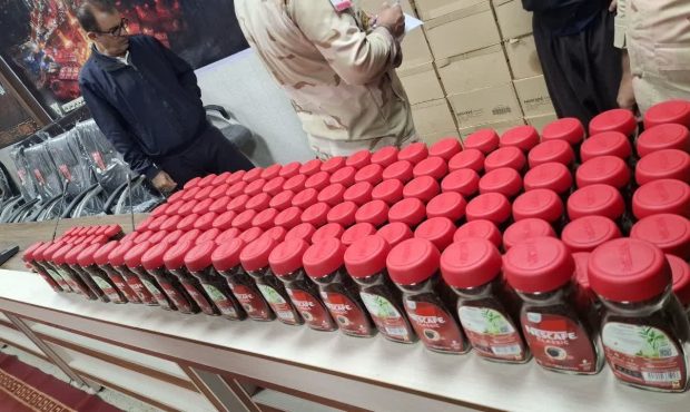 کشف بیش از ۶۰۰ بسته نسکافه قاچاق از یک دستگاه اتوبوس ورودی به کشور