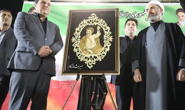 رونمایی از تابلوی معرق مشت گره کرده رهبر شهید در سیودومین شب اجتماع مردم ایلام رونمایی از تابلوی معرق مشت گره کرده رهبر شهید در سیودومین شب اجتماع مردم ایلام