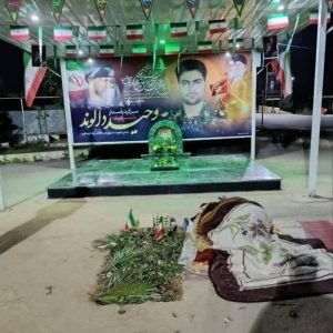 کنار یک مزار کوچک، دلی که هرگز آرام نمی‌گیرد