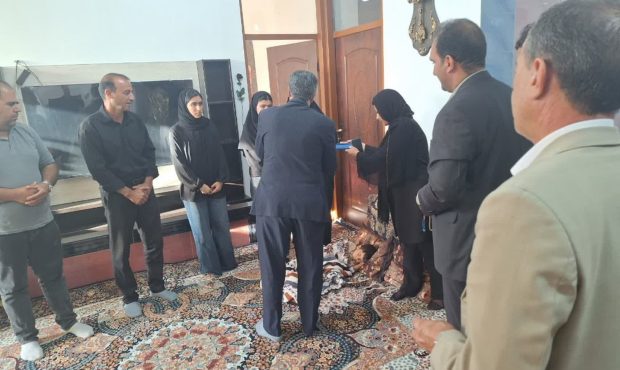 دیدار مسئولان استانی با خانواده معظم شهیدان رحیمی و شهید والامقام خنجری در ماژین/ابلاغ پیام تسلیت معاون رئیس جمهور و استاندار ایلام به خانواده معظم شهیدان رحیمی