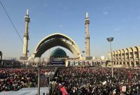 طنینِ هق‌هق‌ها در مصلایِ داغدارِ تهران؛ میثاقِ عاشقان با رهبرِ شهید