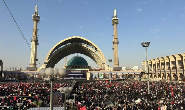 طنینِ هقهقها در مصلایِ داغدارِ تهران؛ میثاقِ عاشقان با رهبرِ شهید طنینِ هقهقها در مصلایِ داغدارِ تهران؛ میثاقِ عاشقان با رهبرِ شهید
