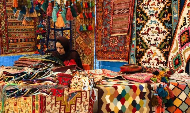 استان ایلام با ۱۵۰ غرفه صنایع دستی میزبان فرهنگی زائران اربعین است استان ایلام با ۱۵۰ غرفه صنایع دستی میزبان فرهنگی زائران اربعین است