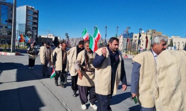 اعزام ۲۰۰ نفر از عشایر ایلام با لباس محلی برای وداع با رهبر شهید اعزام ۲۰۰ نفر از عشایر ایلام با لباس محلی برای وداع با رهبر شهید