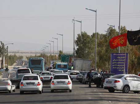 ترافیک در محورهای منتهی به مهران پرحجم اما روان است ترافیک در محورهای منتهی به مهران پرحجم اما روان است
