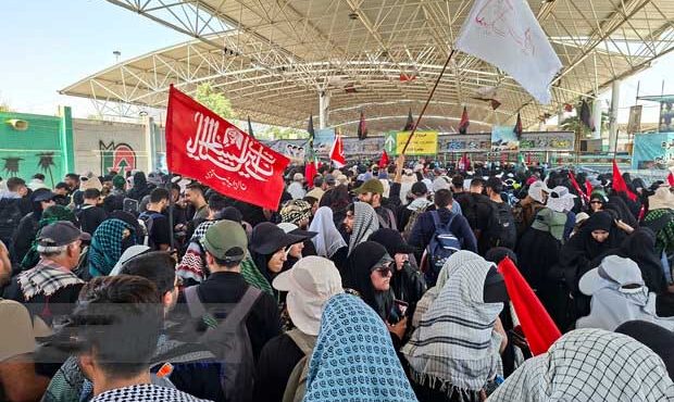 موکب سلام شهید در مرز مهران با رویکرد فرهنگی به زائران خدمت می کند موکب سلام شهید در مرز مهران با رویکرد فرهنگی به زائران خدمت می کند