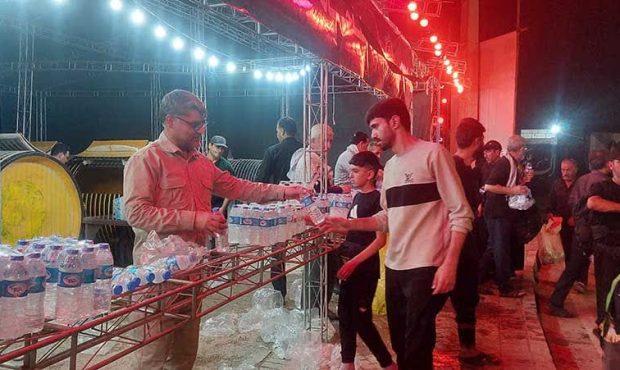 خادمان آب ایران، پای کارِ حسین(ع) برای خدمت به زائران اربعین خادمان آب ایران، پای کارِ حسین(ع) برای خدمت به زائران اربعین