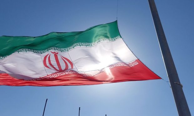 بزرگترین پرچم غرب کشور در صالح‌آباد مهران به اهتزاز درآمد